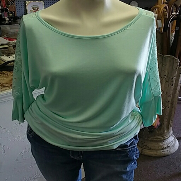 Ladies top - Picture 1 of 5